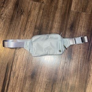 Everywhere Belt Bag Large 2L in Grey